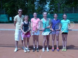 Sportlehrer Marco König, Lea Kaufmann, Hannah Fleing, Gina Herrmann, Pia Berger und Christin Weißmann.