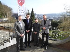 Dompropst Msgr. Joachim Göbel, Leiter der Hauptabteilung Schule und Erziehung, zu Besuch am St.-Ursula-Gymnasium 1 Strahlende Gesichter bei der Schulvisitation am St.-Ursula-Gymnasium: (v.l.) Schulleiter Markus Ratajski, Referent Claudius Hildmann, Eva Jansen, Leiterin der Abteilung „Katholische Schulen in freier Trägerschaft“, und Dompropst Msgr. Joachim Göbel, Leiter der Hauptabteilung Schule und Erziehung