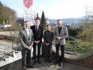 Strahlende Gesichter bei der Schulvisitation am St.-Ursula-Gymnasium: (v.l.) Schulleiter Markus Ratajski, Referent Claudius Hildmann, Eva Jansen, Leiterin der Abteilung „Katholische Schulen in freier Trägerschaft“, und Dompropst Msgr. Joachim Göbel, Leiter der Hauptabteilung Schule und Erziehung