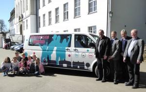 Ein Kleinbus für die Jugendarbeit 1 (v.l.) Dechant Andreas Neuser, Pastor Markus Ratajski, Schulleiter des St.-Ursula-Gymnasiums, Jürgen Beckmann, Schulleiter der St.-Ursula-Realschule, und Präses Michael Lütkevedder freuen sich mit den Kindern über den neuen Kleinbus.