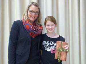 Deutschlehrerin Rebecca Keseberg gratuliert Natalie Schulte (6d) zum Sieg beim Vorlesewettbewerb.