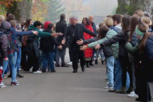 SUS Besuch des Erzbischofs 1 Kopie